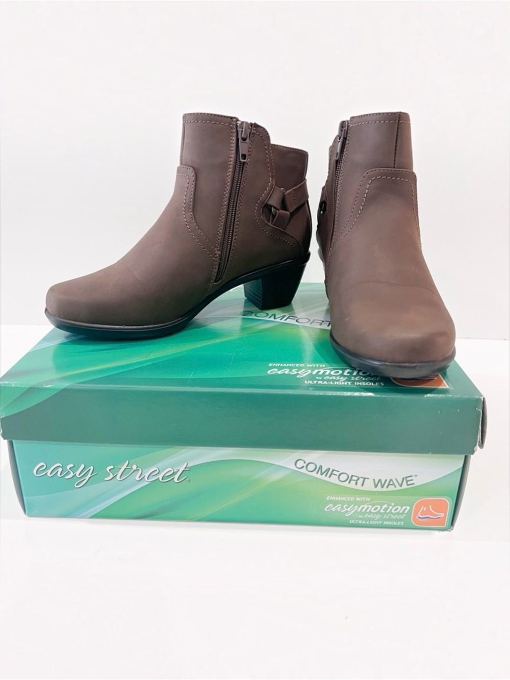 Easy Street Dawnta Ankle Boots Western Block Heel Side Zip Brown 6.5 Wide NEW